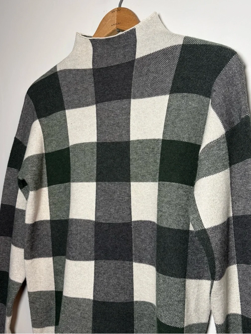 Tahari Plaid Windowpane Turtleneck Sweater Medium  Black Gray Preppy Minimalist